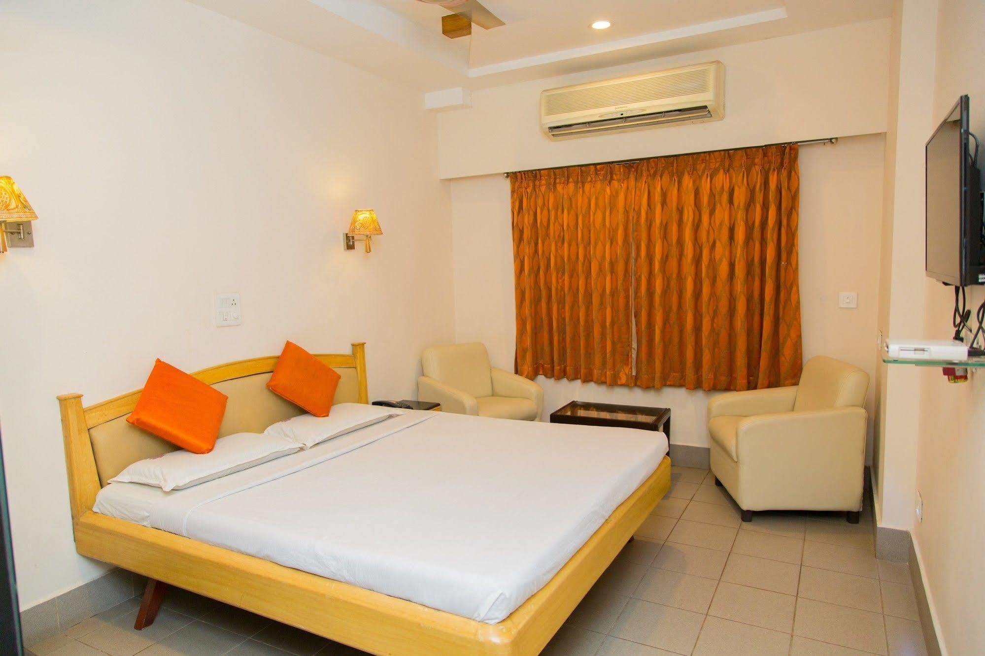 ויסאקפאטנם Fabhotel Kinnera Comforts Railway Station מראה חיצוני תמונה