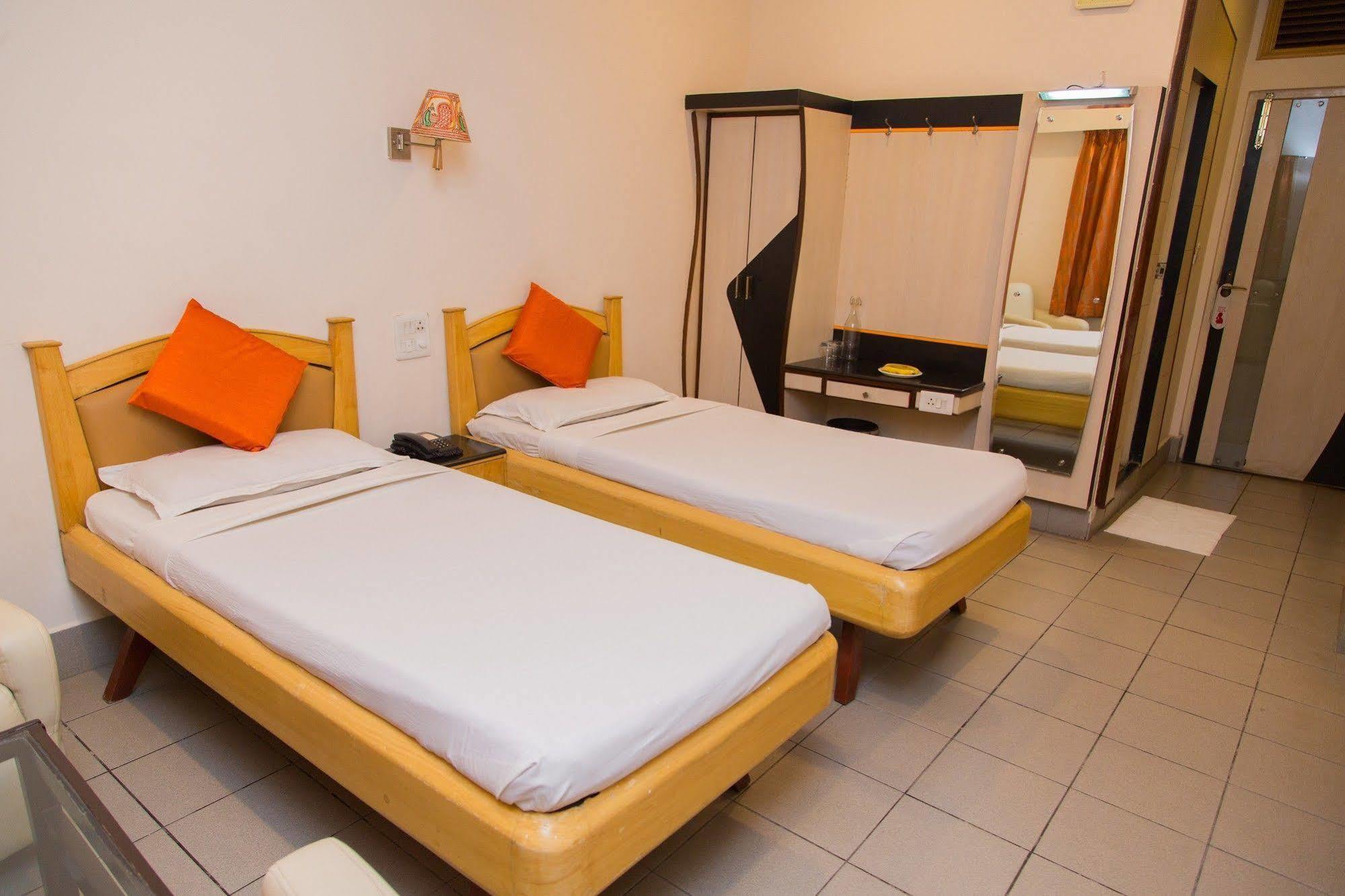 ויסאקפאטנם Fabhotel Kinnera Comforts Railway Station מראה חיצוני תמונה