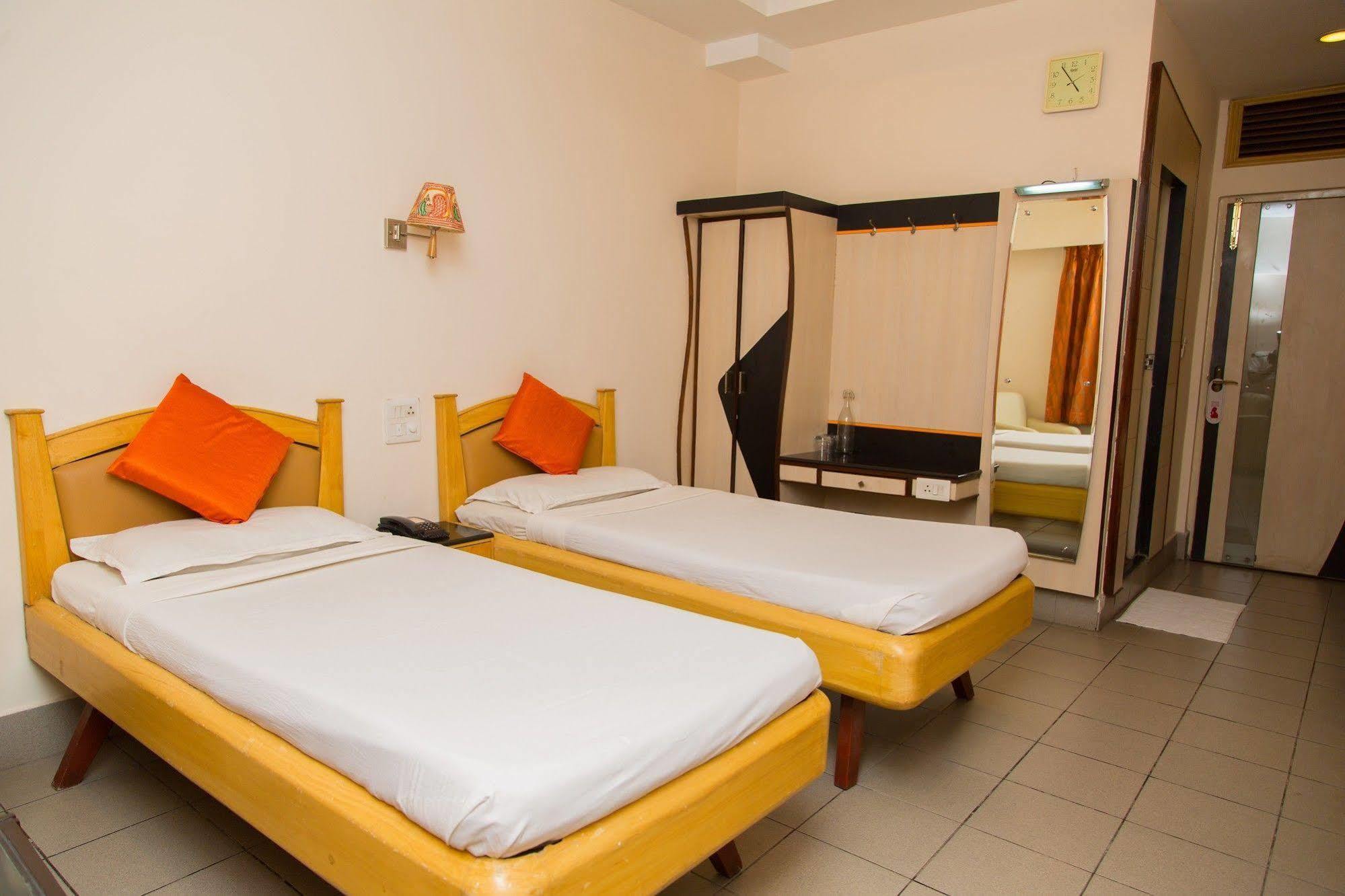 ויסאקפאטנם Fabhotel Kinnera Comforts Railway Station מראה חיצוני תמונה