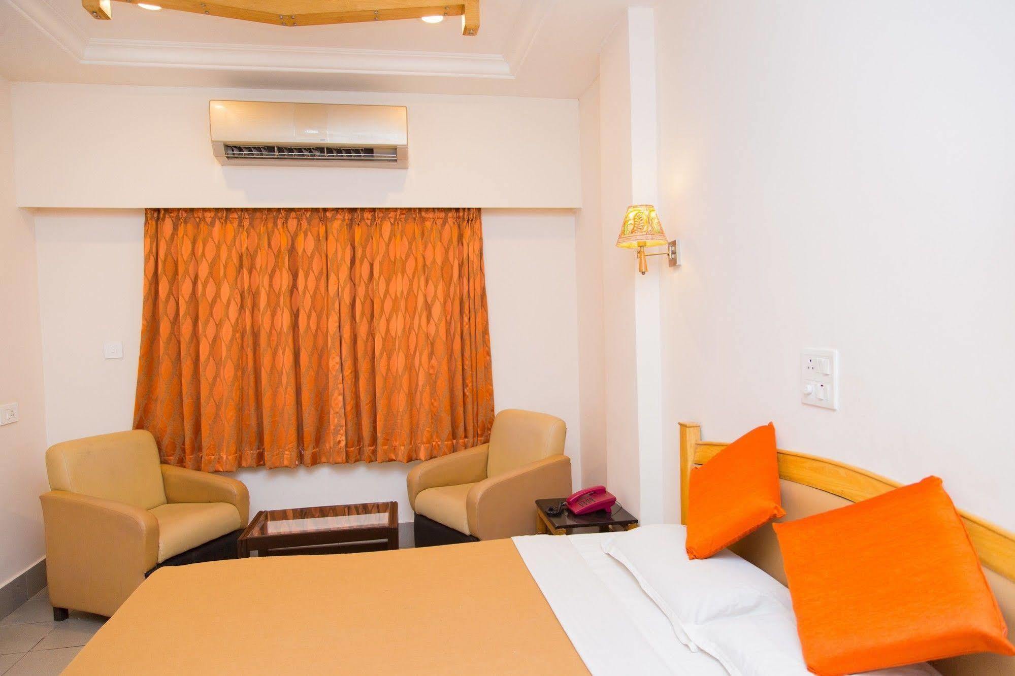 ויסאקפאטנם Fabhotel Kinnera Comforts Railway Station מראה חיצוני תמונה